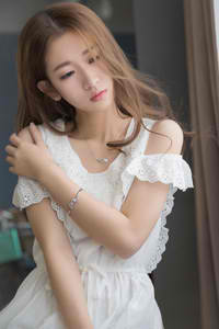 天降女子好像从二楼掉了下来