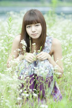 他扒开我的内裤把舌头伸进去